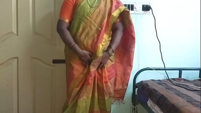 Desi maid Indiach a cuid tits nádúrtha a thaispeáint d'úinéir tí